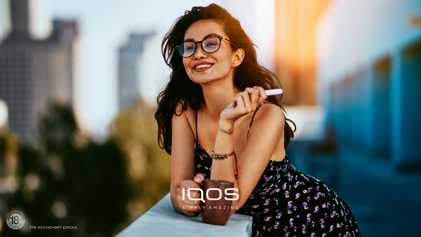 ShoppingMall_05-_smile_girl_glasses-_-1920x1080px